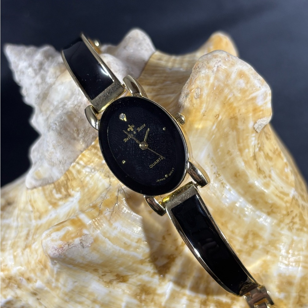Bella&Rose oval shaped watch brand new
W/battery black and gold enamel 23m
